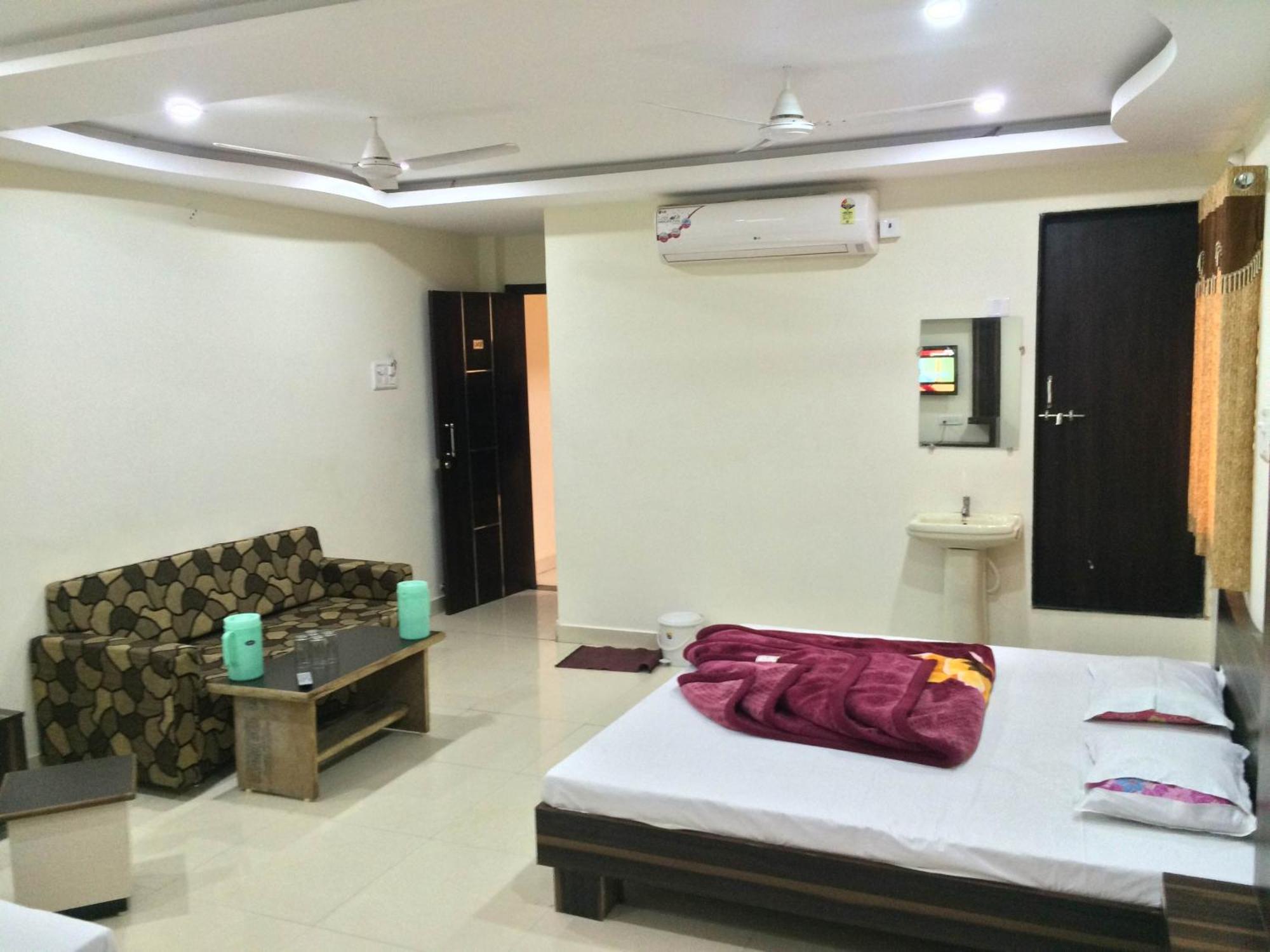 Hotel Vrandavan Palace Near Mahakal Temple Ujjain Exterior foto